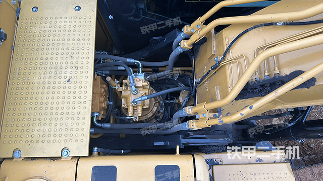 回转马达和主控阀(整机外观) 回转马达和主控阀(整机外观)