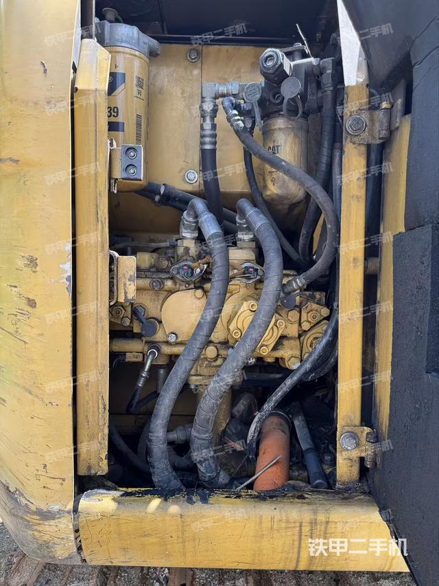 液压泵舱室正面整体(整机外观) 液压泵舱室正面整体(整机外观)