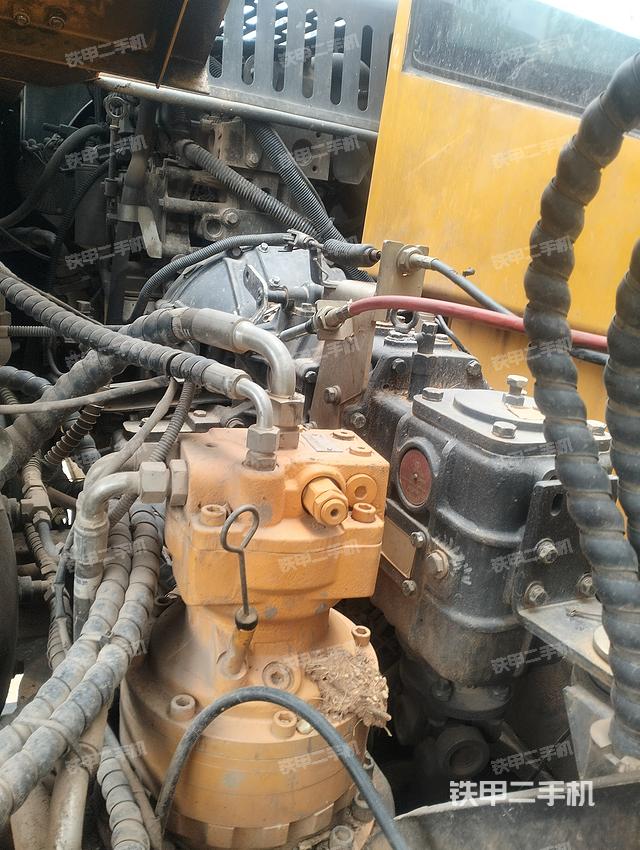 液压泵舱室正面整体（整机外观）