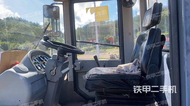 駕駛室操作臺(tái)(整機(jī)外觀及大件) 駕駛室操作臺(tái)(整機(jī)外觀及大件)