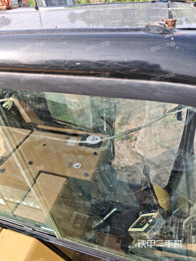 驾驶室顶部(整机外观) 驾驶室顶部(整机外观)