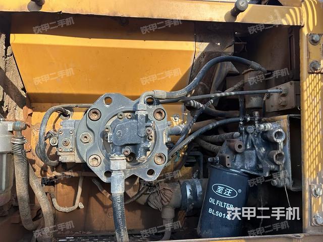 液压泵舱室正面整体(整机外观) 液压泵舱室正面整体(整机外观)