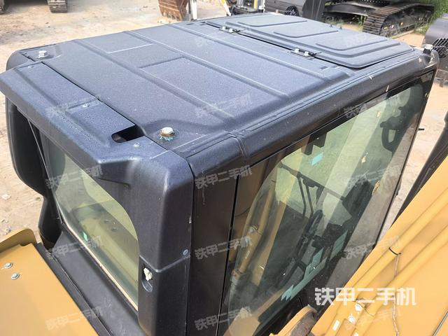 駕駛室頂部(整機(jī)外觀) 駕駛室頂部(整機(jī)外觀)