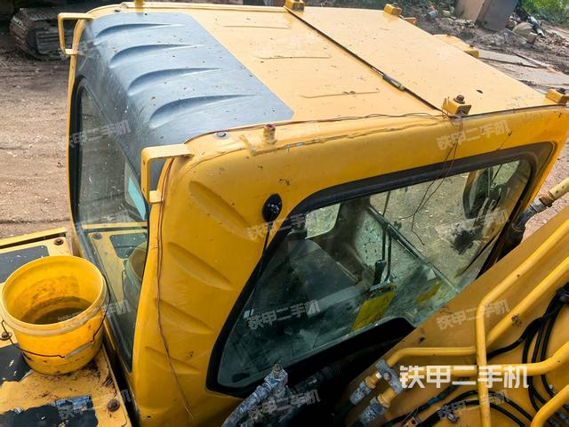 驾驶室顶部(整机外观) 驾驶室顶部(整机外观)