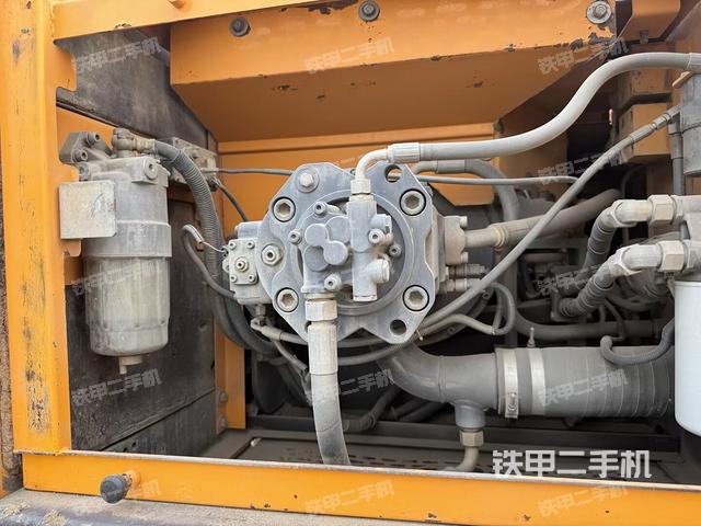 液压泵舱室正面整体(整机外观) 液压泵舱室正面整体(整机外观)