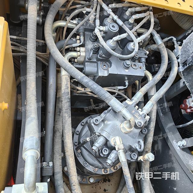 回转马达和主控阀（整机外观）