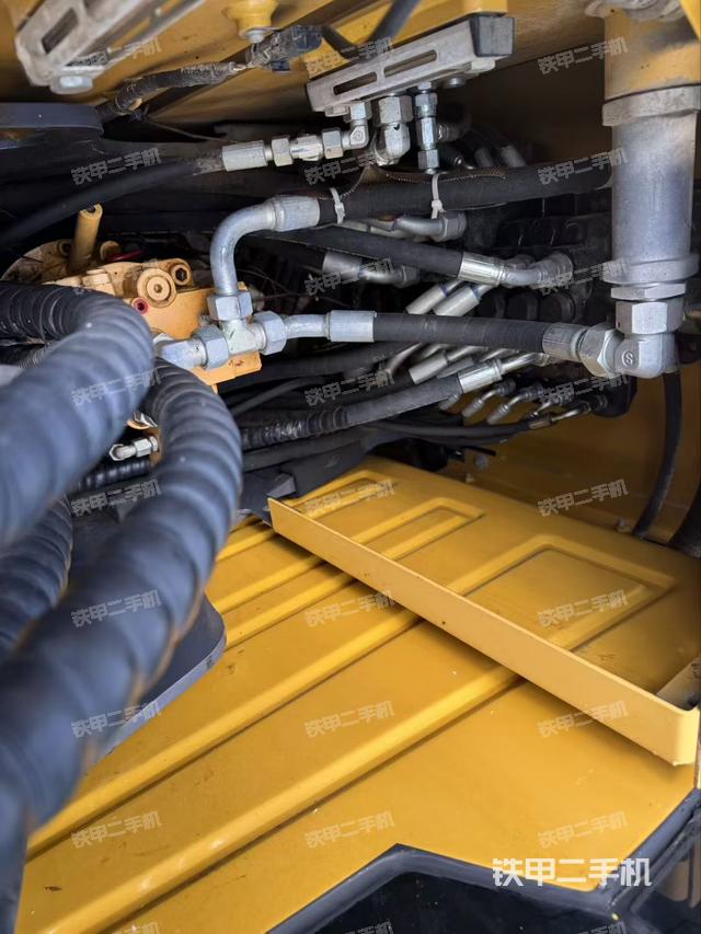 回转马达和主控阀(整机外观) 回转马达和主控阀(整机外观)