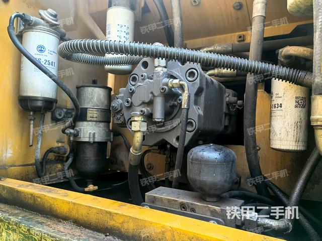 液压泵舱室正面整体(整机外观) 液压泵舱室正面整体(整机外观)