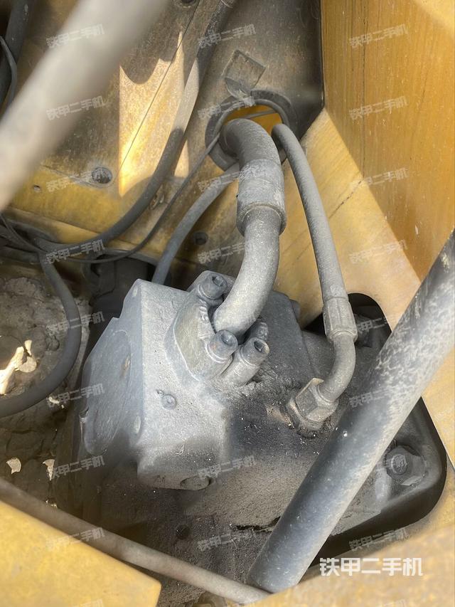 液壓泵艙室正面整體(整機外觀) 液壓泵艙室正面整體(整機外觀)