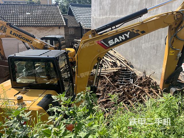 驾驶室顶部(整机外观) 驾驶室顶部(整机外观)