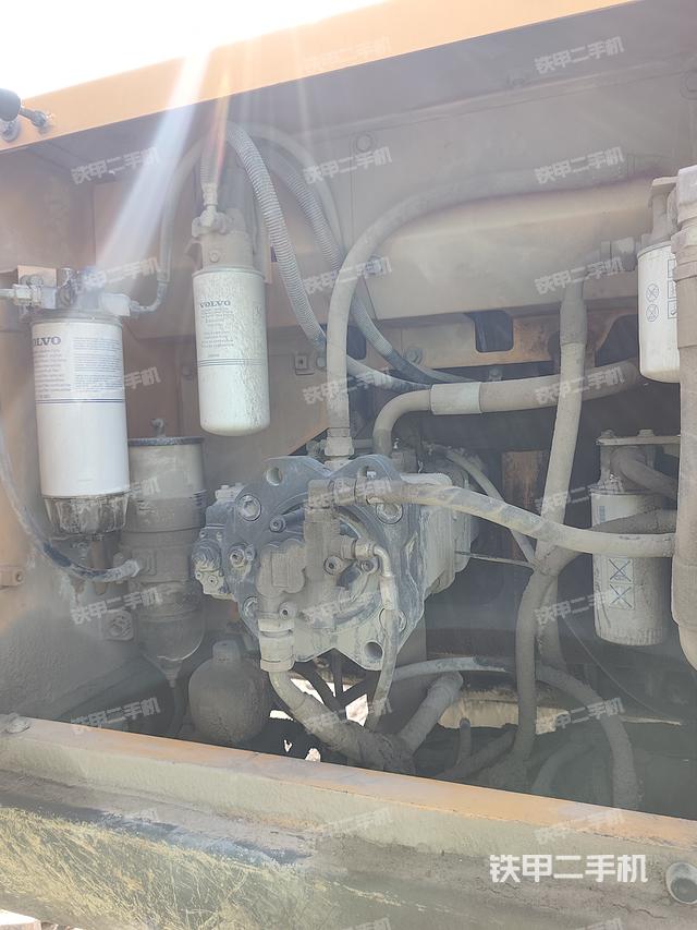 液压泵舱室正面整体(整机外观) 液压泵舱室正面整体(整机外观)