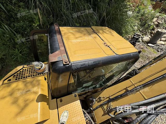 驾驶室顶部(整机外观) 驾驶室顶部(整机外观)