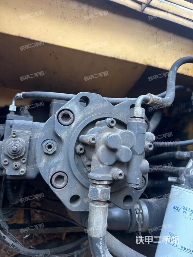 液压泵舱室正面整体(整机外观) 液压泵舱室正面整体(整机外观)