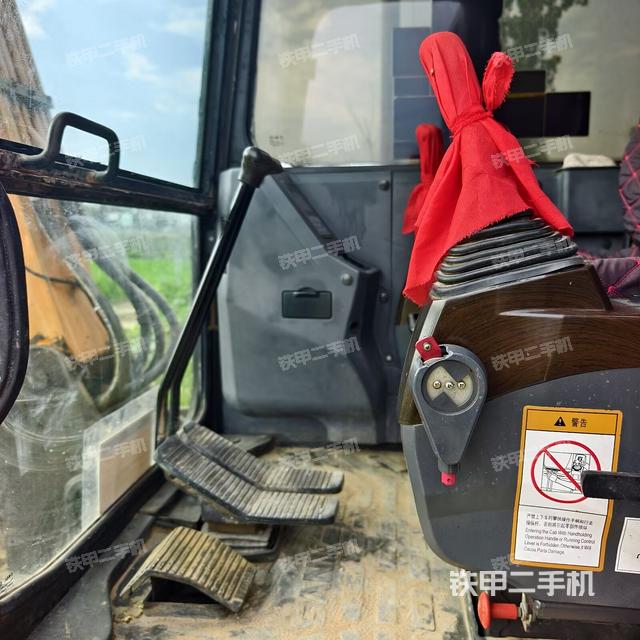 驾驶室顶部(整机外观) 驾驶室顶部(整机外观)