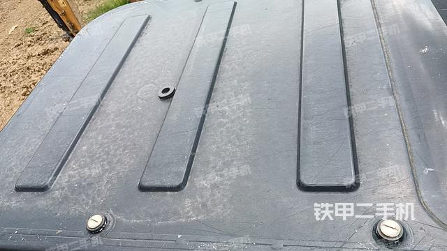 駕駛室頂部(整機(jī)外觀) 駕駛室頂部(整機(jī)外觀)