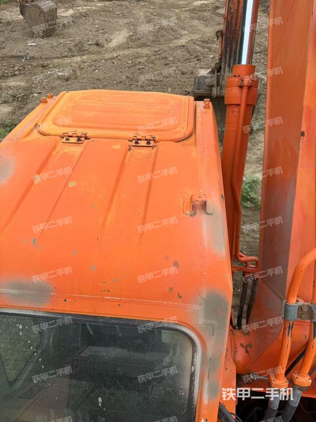 驾驶室顶部(整机外观) 驾驶室顶部(整机外观)