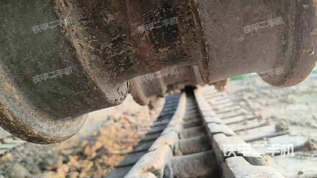 单侧履带整体(整机外观) 单侧履带整体(整机外观)