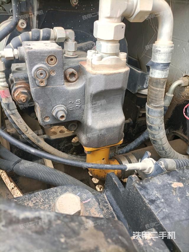 液壓泵艙室正面整體(整機(jī)外觀) 液壓泵艙室正面整體(整機(jī)外觀)