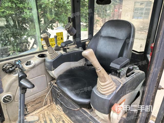 座椅左侧控制台/音响/含左手柄(驾驶室部分) 座椅左侧控制台/音响/含左手柄(驾驶室部分)