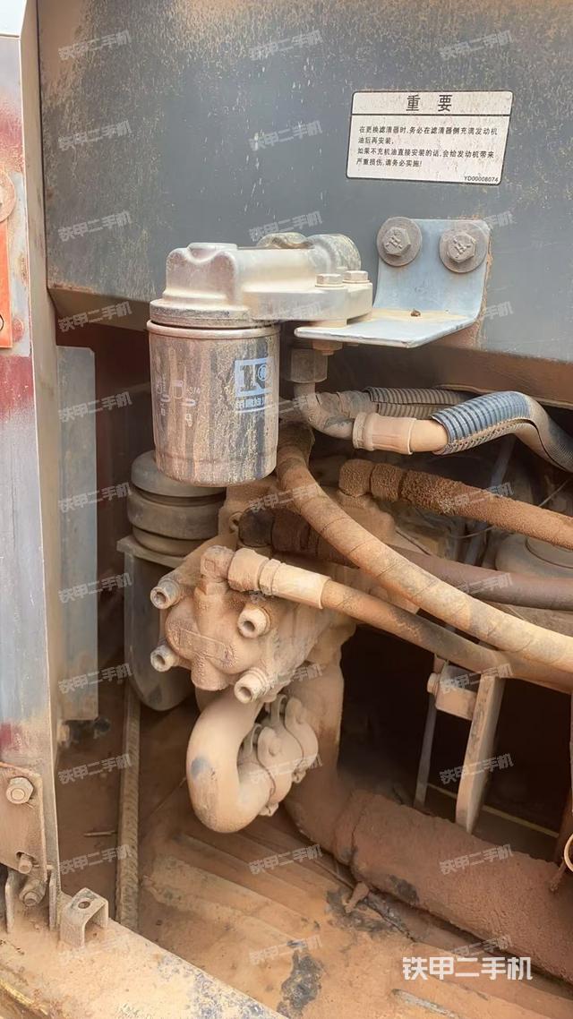 液壓泵艙室正面整體(整機(jī)外觀) 液壓泵艙室正面整體(整機(jī)外觀)