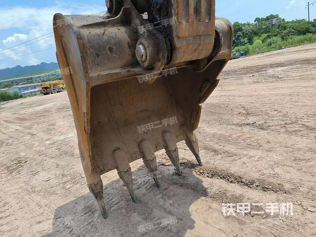 铲斗右后整体(工作和回转装置) 铲斗右后整体(工作和回转装置)