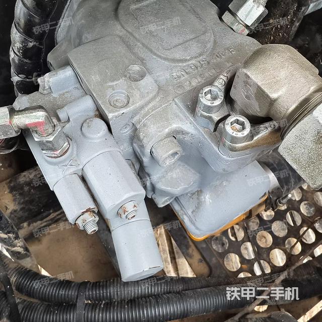 液压泵舱室正面整体(整机外观) 液压泵舱室正面整体(整机外观)