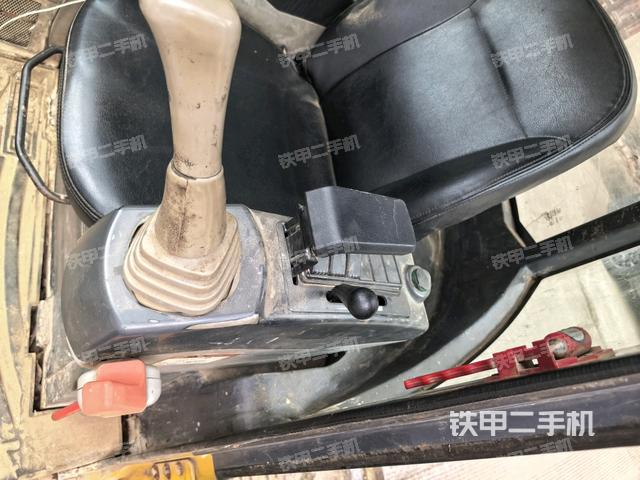 座椅右侧控制台/钥匙门/油门/含右手柄(驾驶室部分) 座椅右侧控制台/钥匙门/油门/含右手柄(驾驶室部分)