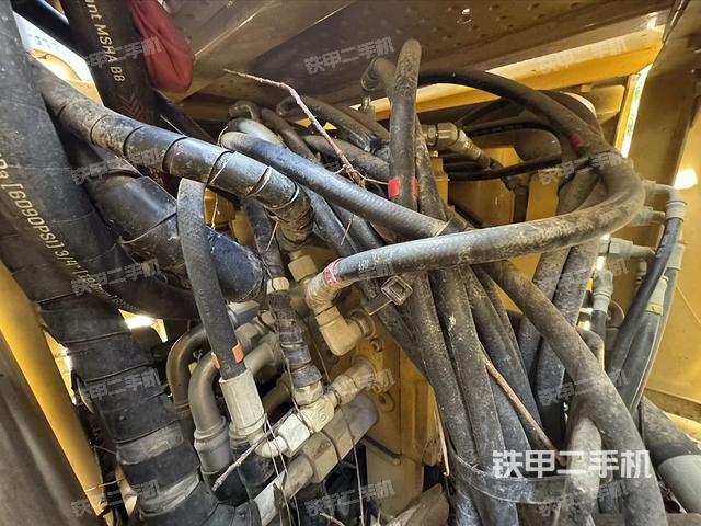 回转马达和主控阀(整机外观) 回转马达和主控阀(整机外观)