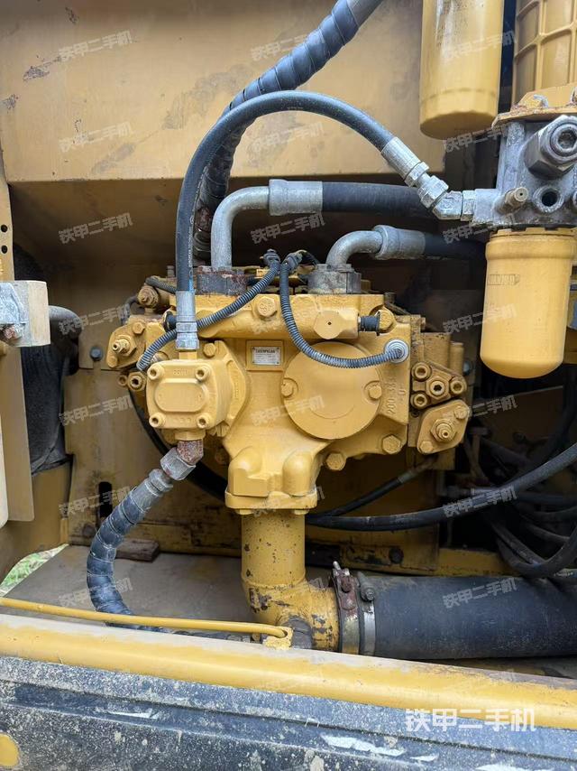 液压泵舱室正面整体(整机外观) 液压泵舱室正面整体(整机外观)