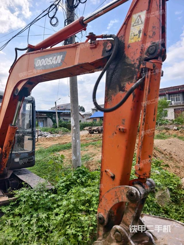 小臂整体右前(工作和回转装置) 小臂整体右前(工作和回转装置)