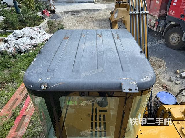 驾驶室顶部(整机外观) 驾驶室顶部(整机外观)