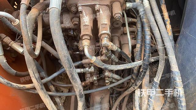 回轉(zhuǎn)馬達(dá)和主控閥(整機(jī)外觀) 回轉(zhuǎn)馬達(dá)和主控閥(整機(jī)外觀)