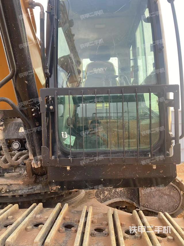 驾驶室顶部(整机外观) 驾驶室顶部(整机外观)