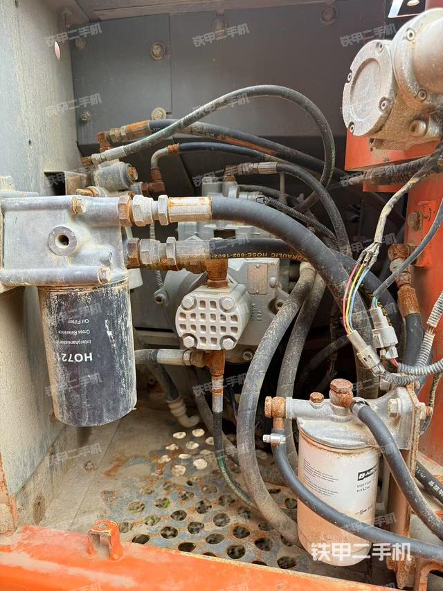 液压泵舱室正面整体（整机外观）