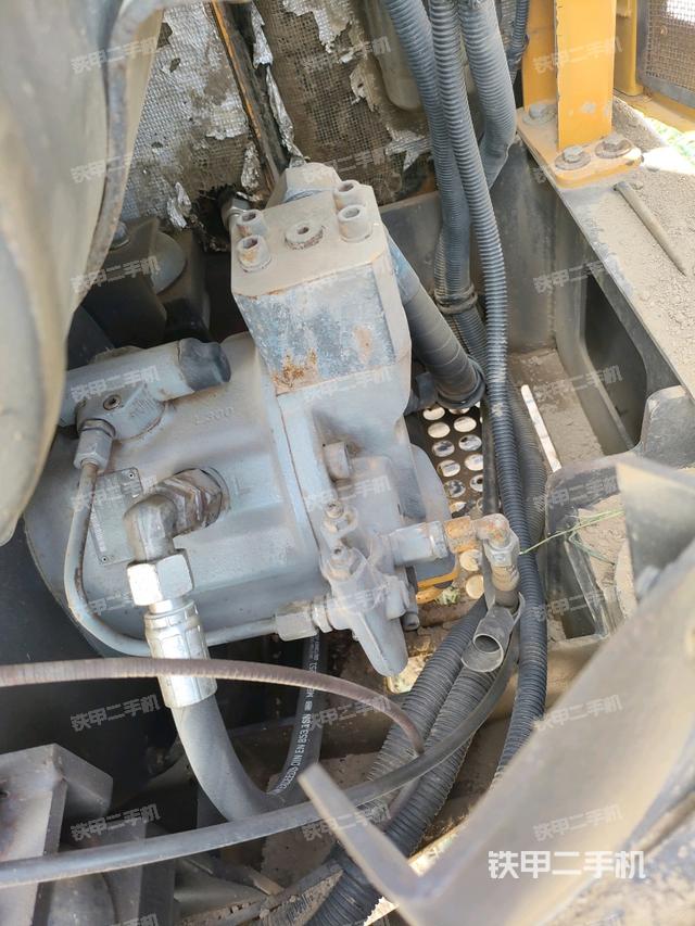 液压泵舱室正面整体(整机外观) 液压泵舱室正面整体(整机外观)