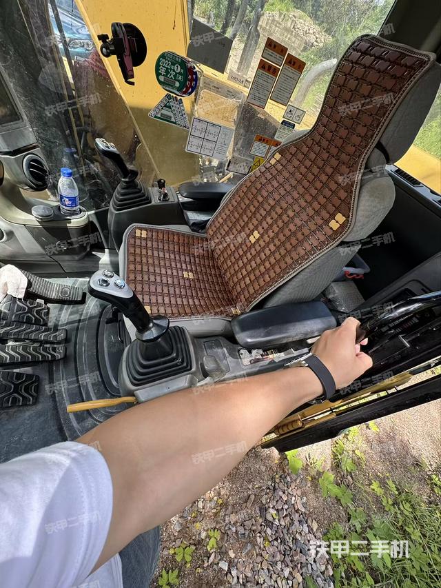 驾驶室整体(整机外观) 驾驶室整体(整机外观)