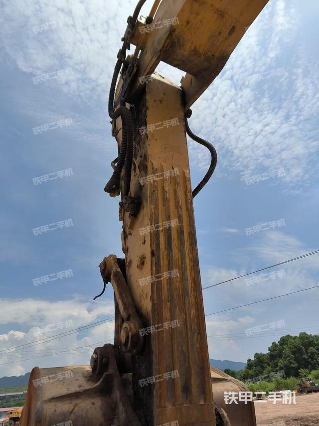 小臂整体左后(工作和回转装置) 小臂整体左后(工作和回转装置)