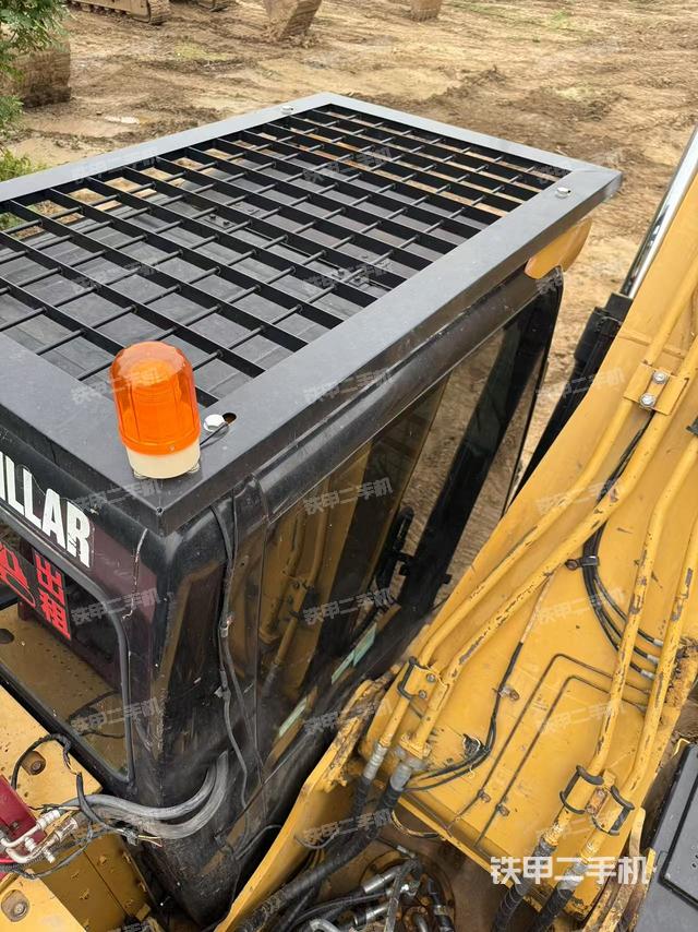 驾驶室顶部(整机外观) 驾驶室顶部(整机外观)