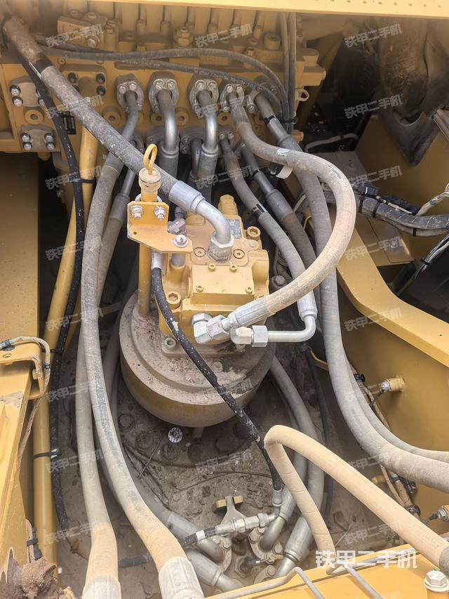 回轉(zhuǎn)馬達(dá)和主控閥(整機(jī)外觀) 回轉(zhuǎn)馬達(dá)和主控閥(整機(jī)外觀)