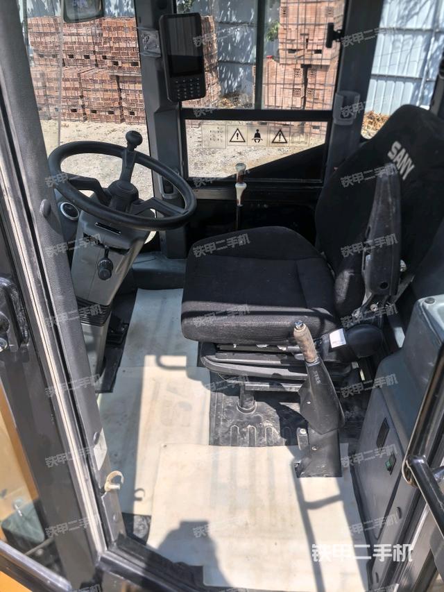 駕駛室工作臺(整機(jī)外觀及大件) 駕駛室工作臺(整機(jī)外觀及大件)