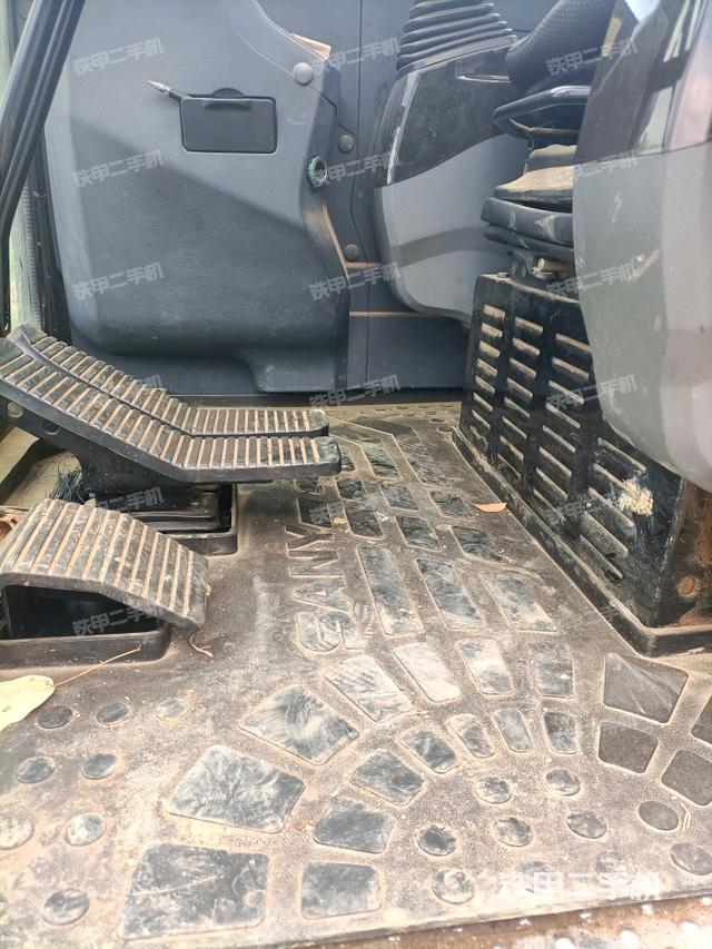 駕駛室整體(整機(jī)外觀) 駕駛室整體(整機(jī)外觀)