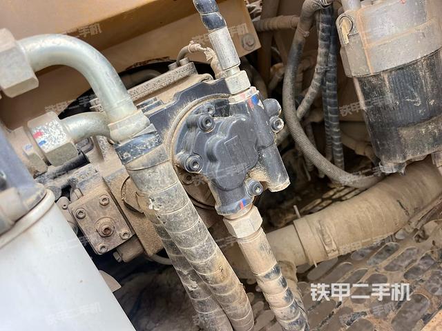 液压泵舱室正面整体（整机外观）