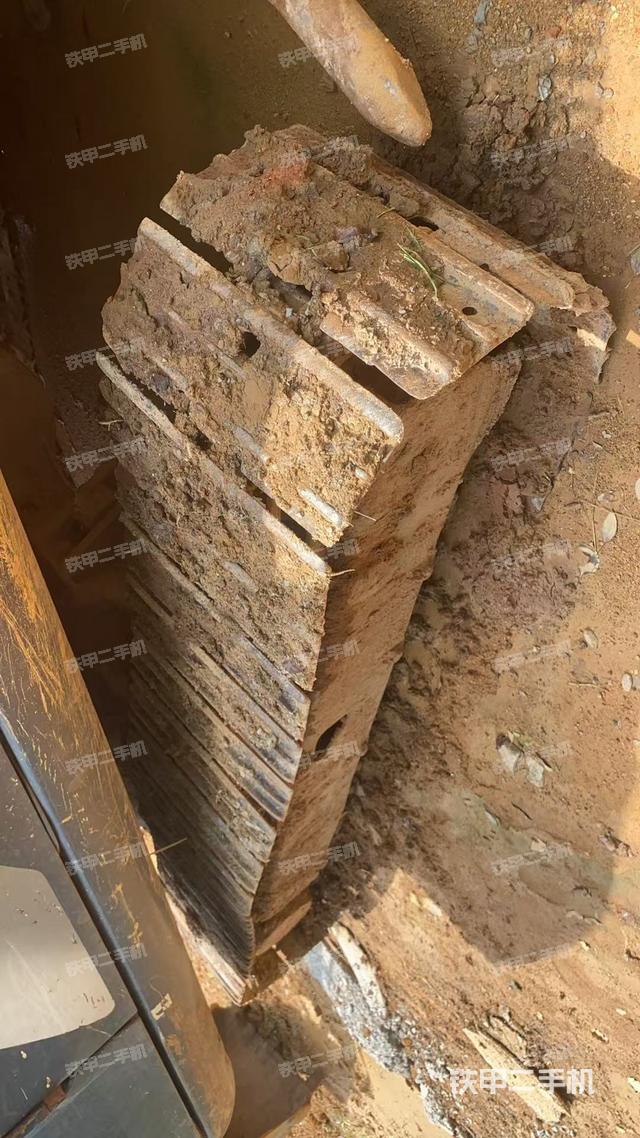 單側(cè)履帶整體(整機(jī)外觀) 單側(cè)履帶整體(整機(jī)外觀)