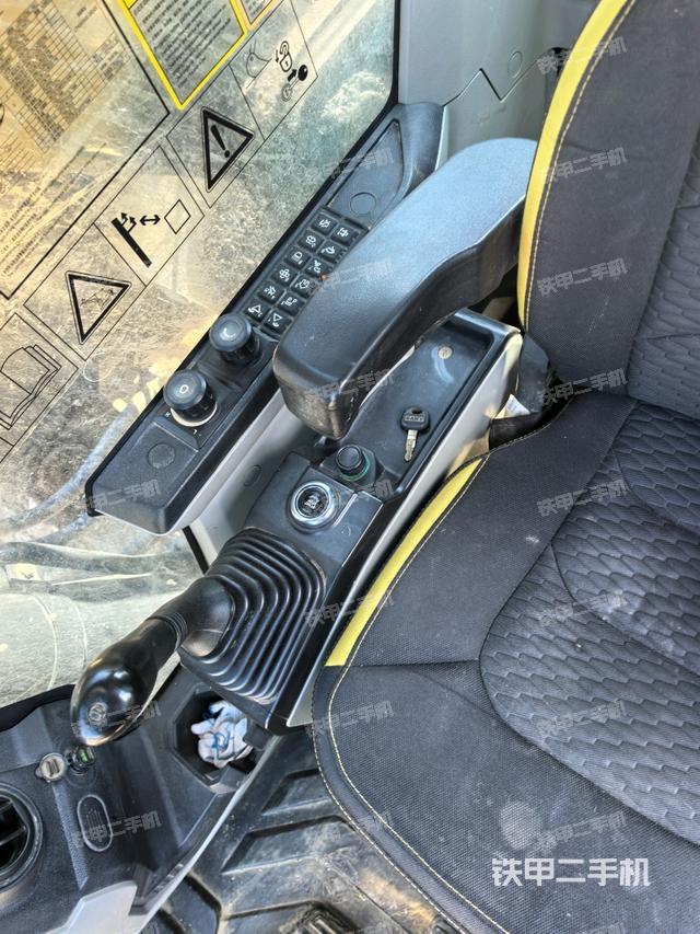 座椅右側(cè)控制臺(tái)/鑰匙門(mén)/油門(mén)/含右手柄(駕駛室部分) 座椅右側(cè)控制臺(tái)/鑰匙門(mén)/油門(mén)/含右手柄(駕駛室部分)