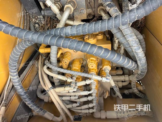 回转马达和主控阀（整机外观）