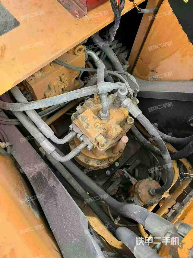 回转马达和主控阀(整机外观) 回转马达和主控阀(整机外观)