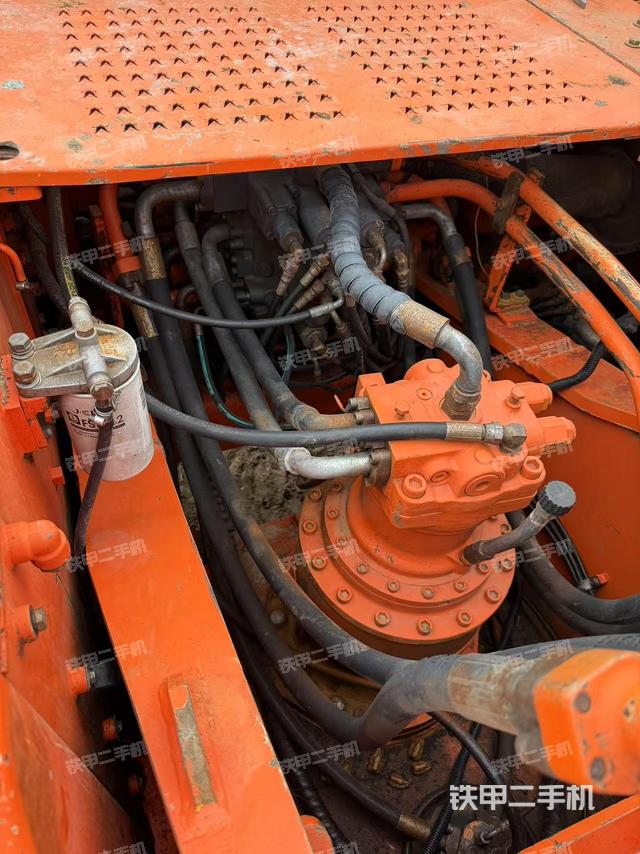 回转马达和主控阀(整机外观) 回转马达和主控阀(整机外观)