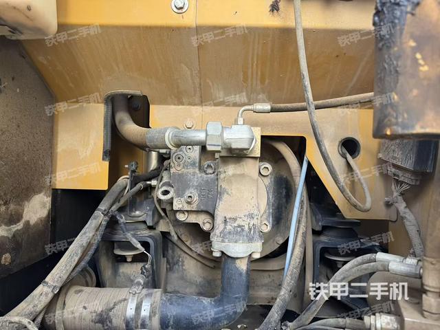 液压泵舱室正面整体(整机外观) 液压泵舱室正面整体(整机外观)