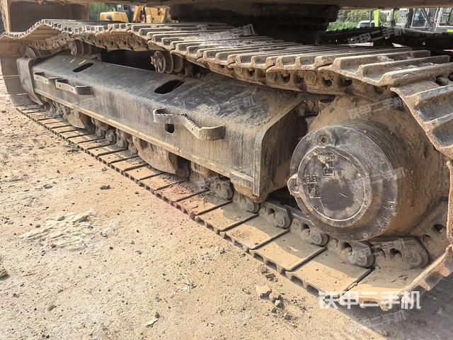 單側(cè)履帶整體(整機(jī)外觀) 單側(cè)履帶整體(整機(jī)外觀)