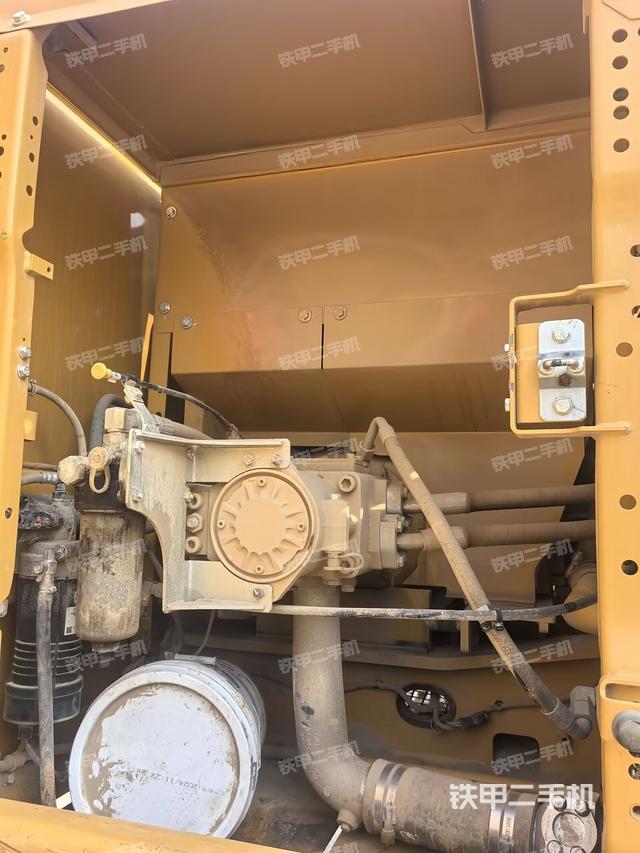 液壓泵艙室正面整體(整機(jī)外觀) 液壓泵艙室正面整體(整機(jī)外觀)